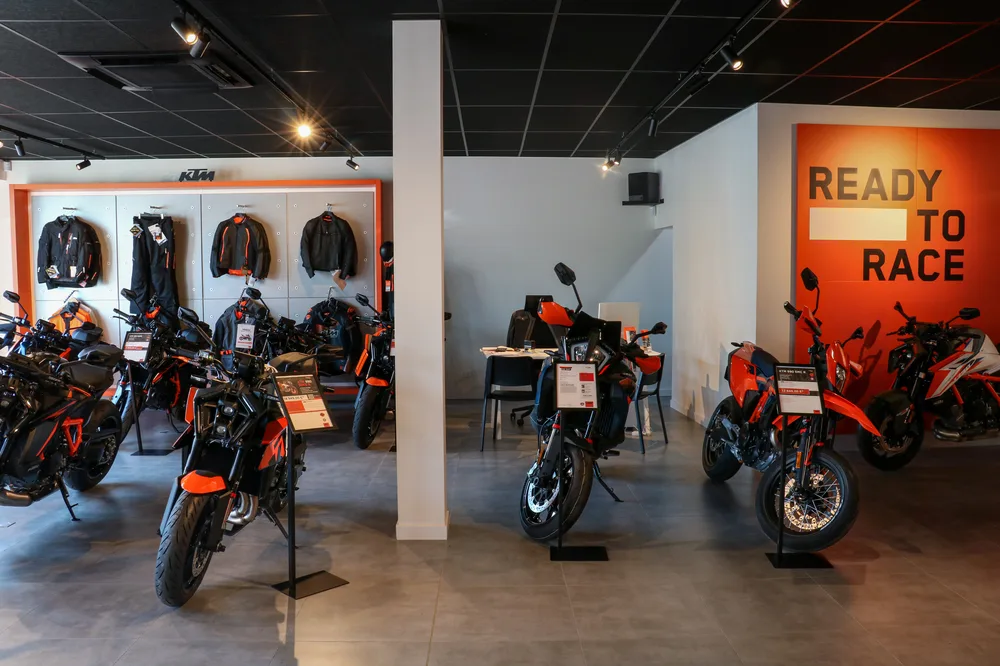 Le mur « Ready to Race » du showroom KTM de Labège